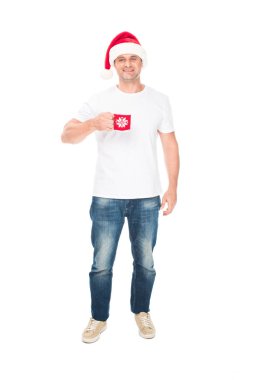 Noel Baba şapkalı bir adam bir fincan kahveyle