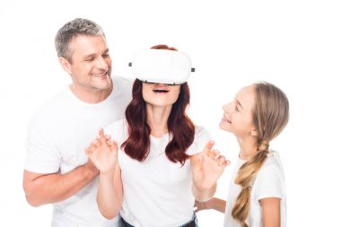 VR kulaklık kullanarak aile