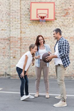 basketbol oynarken mutlu aile