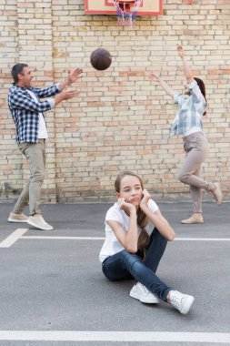 mutlu anne ile üzgün kızı