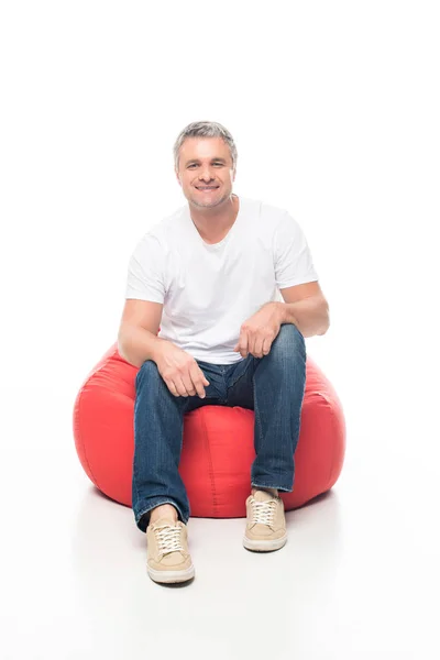 Man op bean bag stoel — Stockfoto