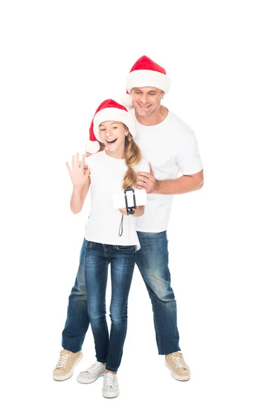 Отец и дочь делают селфи на Рождество — стоковое фото