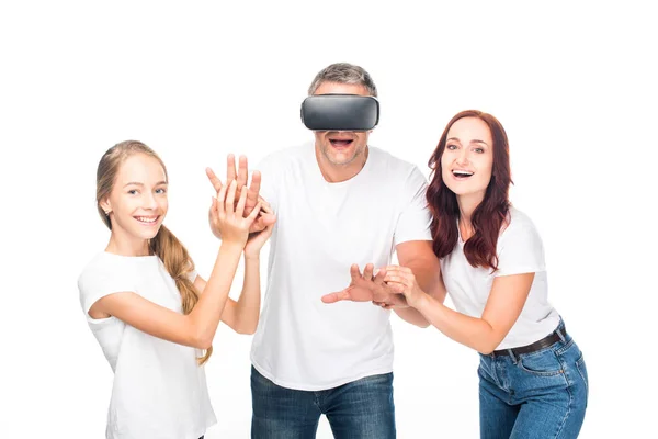 Familia con auriculares de realidad virtual — Foto de Stock