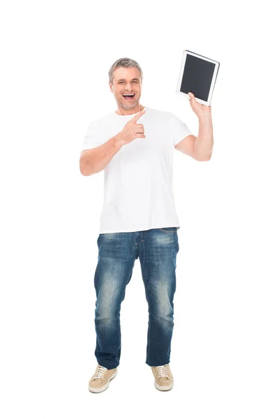Hombre presentando tableta digital —  Fotos de Stock