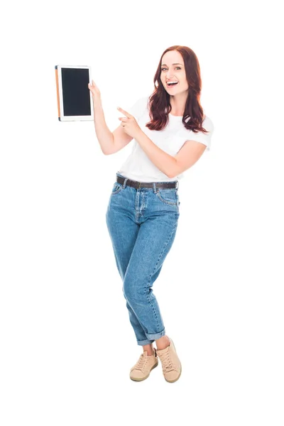 Femme présentant une tablette numérique — Photo gratuite