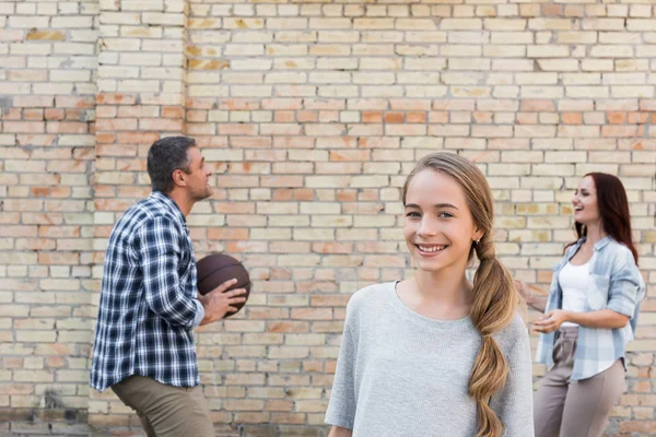 Família jogando basquete — Fotografia de Stock