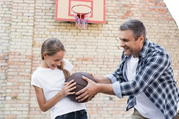 Father and daughter playing basketball — Stock Photo, Image