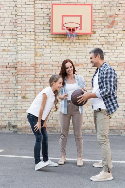 basketbol oynarken mutlu aile