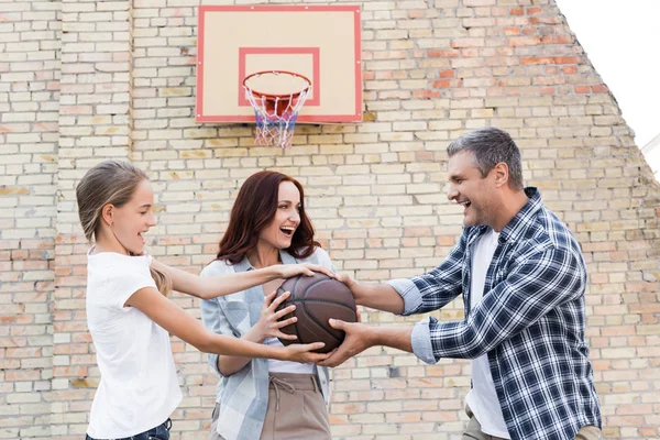 Família jogando basquete — Fotografia de Stock
