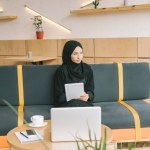 Muslimská žena pomocí digitálních tabletu