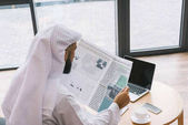 Muslimischer Geschäftsmann liest Zeitung