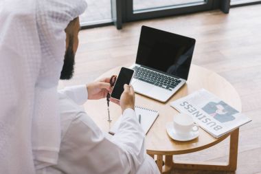 Müslüman işadamı Smartphone kullanarak