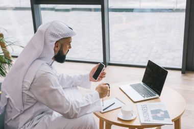Müslüman işadamı Smartphone kullanarak