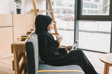Müslüman kadın kahve içme