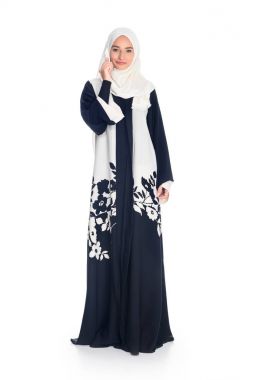 Müslüman kadın telefonla konuşuyor