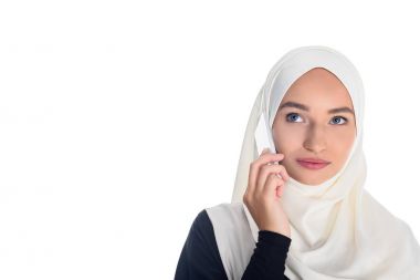 Müslüman kadın telefonla konuşuyor