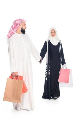Müslüman çift alışveriş torbaları ile