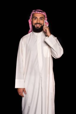 telefonla konuşan Müslüman adam