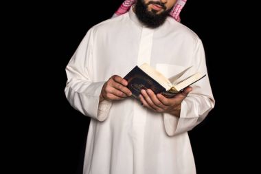 Müslüman adam Kuran okuyor.