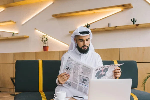 Μουσουλμάνος επιχειρηματίας ανάγνωση εφημερίδων — Φωτογραφία Αρχείου