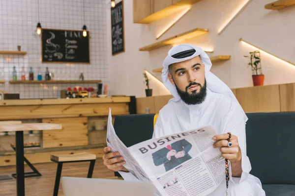 Muslimischer Geschäftsmann mit Zeitung — Stockfoto