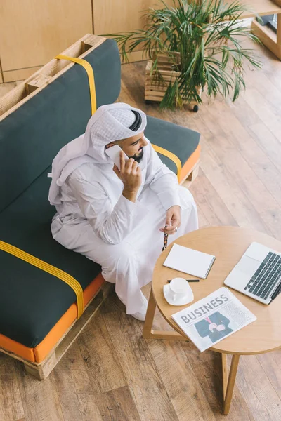 Muslim businessman talking by phone — Stock Photo, Image