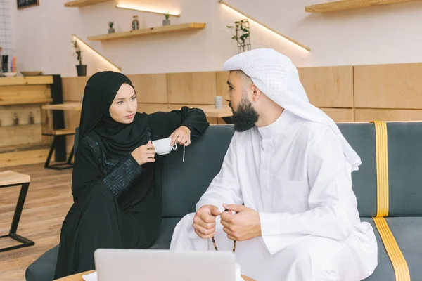 イスラム教徒のカップルをカフェで時間を過ごす — ストック写真