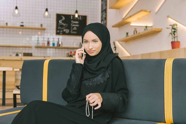 Muslimsk kvinna prata via telefon — Stockfoto