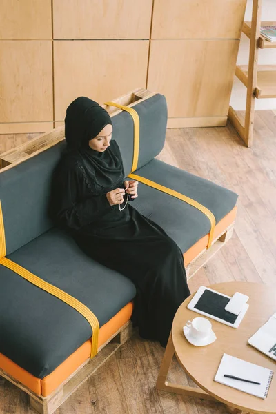 Mujer musulmana con cuentas de oración — Foto de Stock