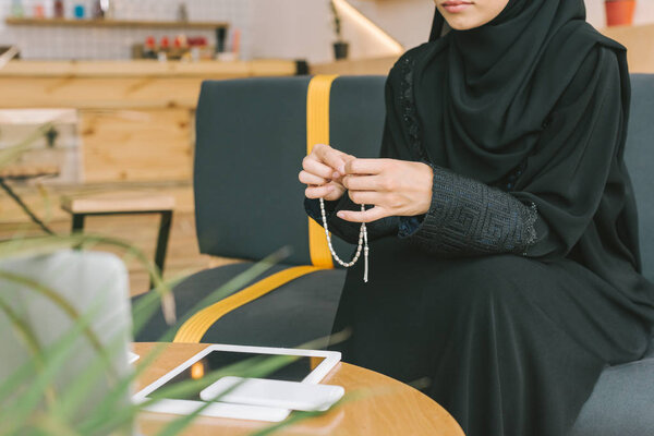 Мусульманка с четками
