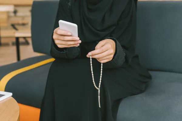 Muslim woman with smartphone — Stock Photo, Image