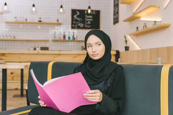 Muslim woman reading magazine — Stock Photo, Image