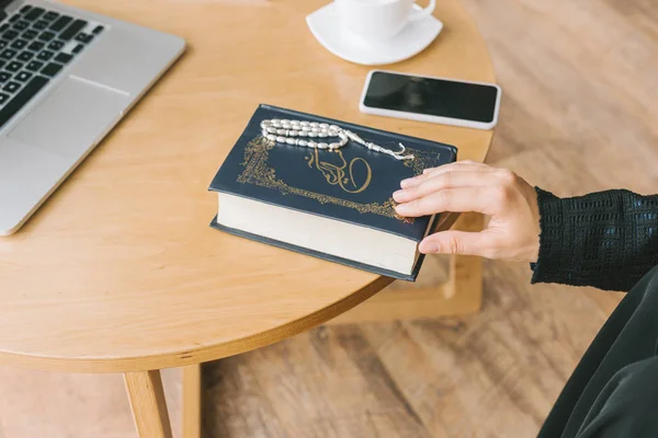 Mujer musulmana con libro de Quran —  Fotos de Stock