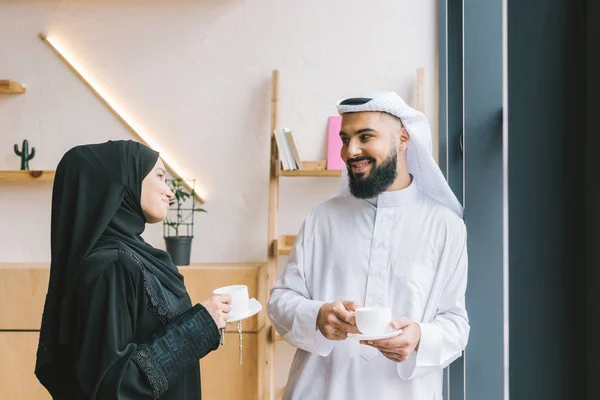 Muslim couple drinking coffee — Stock Photo, Image