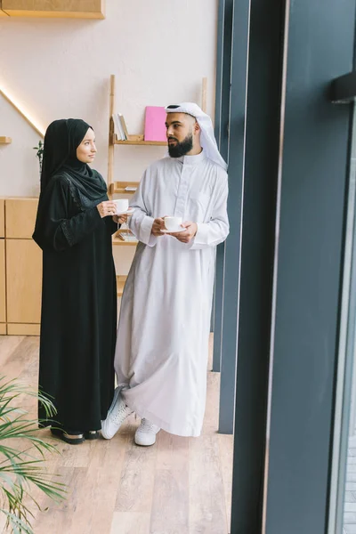 Muslim couple drinking coffee — Stock Photo, Image