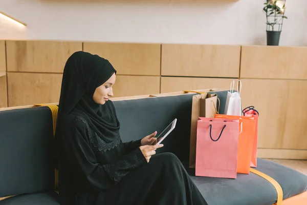 Mujer musulmana usando tableta — Foto de Stock