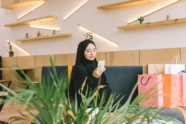 Muslimische Frau nutzt Smartphone — Stockfoto