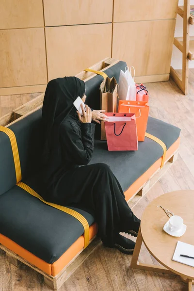 Мусульманська жінка розмовляє по телефону — стокове фото