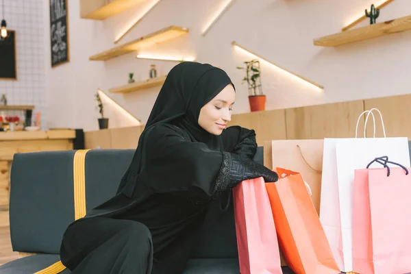Mujer musulmana con bolsas de compras —  Fotos de Stock