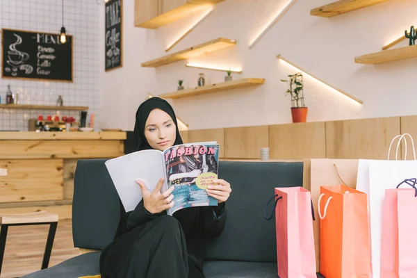 Mulher muçulmana leitura revista — Fotografia de Stock