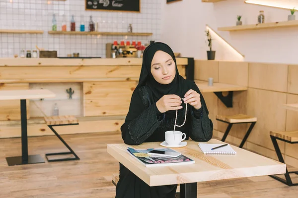 Muszlim nő ül a café — ingyenes stock fotók