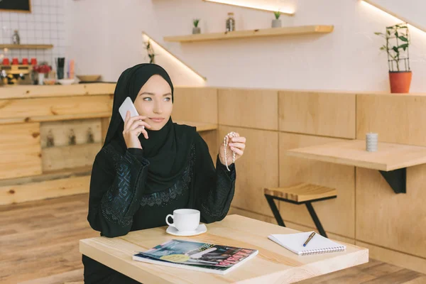 Muslim wanita berbicara melalui telepon — Stok Foto