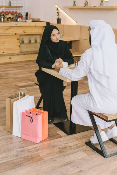 Pasangan muslim duduk di kafe — Stok Foto