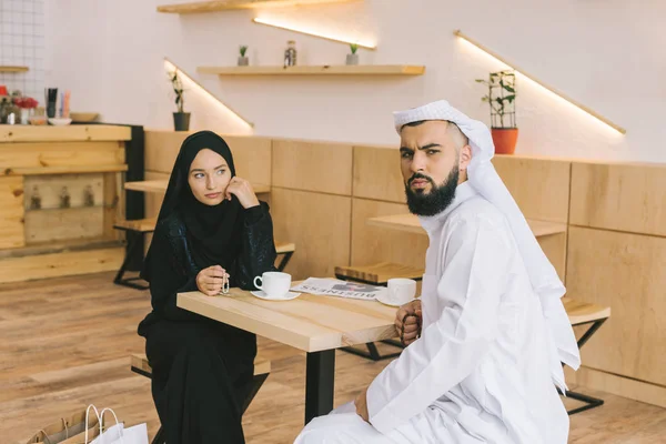 Muslim couple drinking coffee — Stock Photo, Image