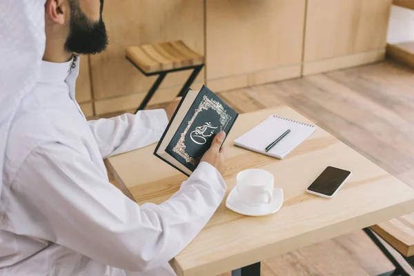 Islamitische man met quran — Stockfoto