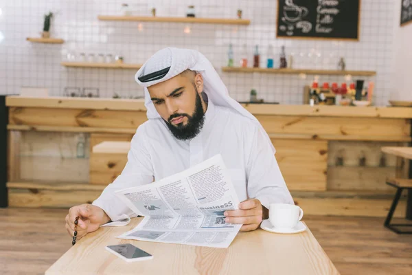 Muslim man reading newspaper — Stock Photo, Image