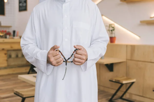 Homme musulman avec des perles de prière — Photo