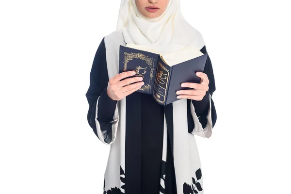 Мусульманская женщина, читающая куран — стоковое фото