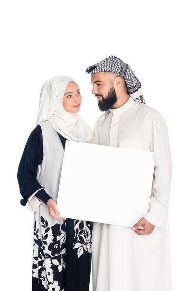 Casal muçulmano segurando placa em branco — Fotografia de Stock