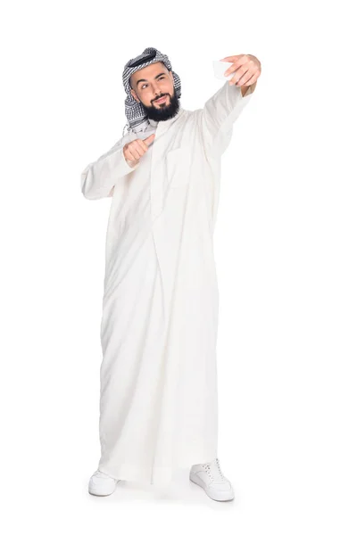 Homem muçulmano tomando selfie — Fotografia de Stock
